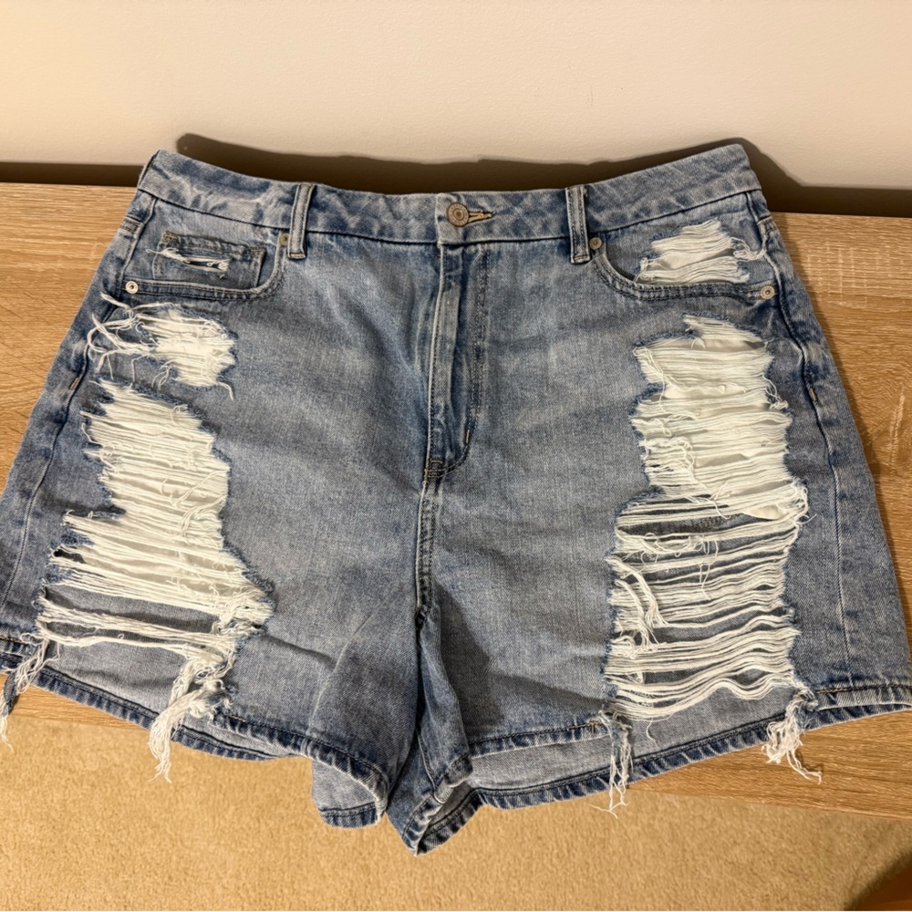 American Eagle - Curvy High Wasted Shorts